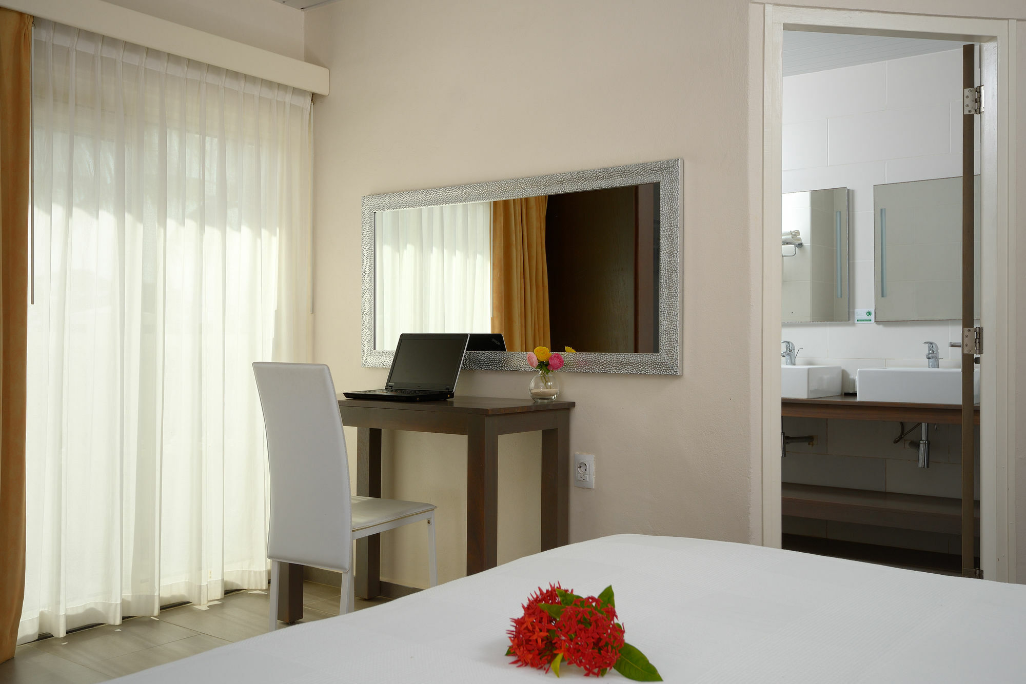 Belmar Oceanfront Apartments Bonaire Екстериор снимка